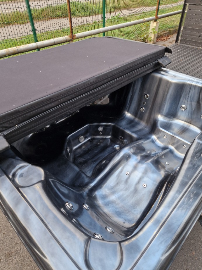 Acrylic shell hot tub - MONACO
