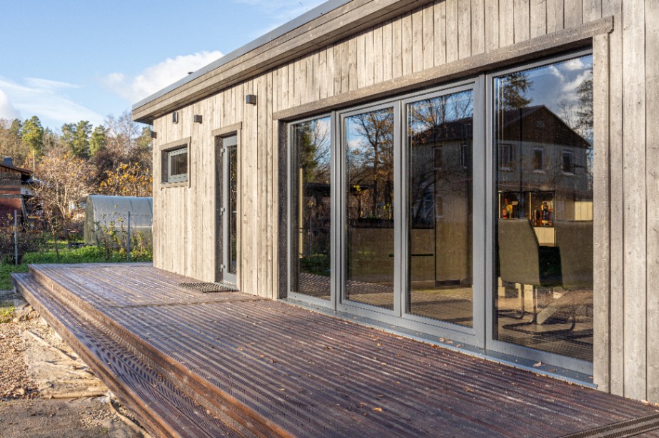 Insulated sauna house
