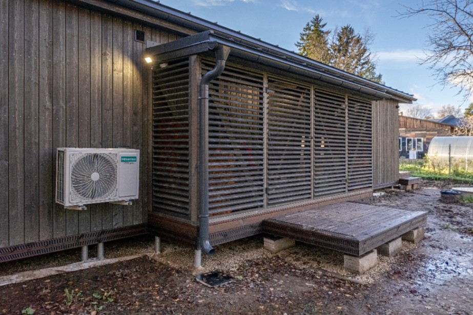 Insulated sauna house