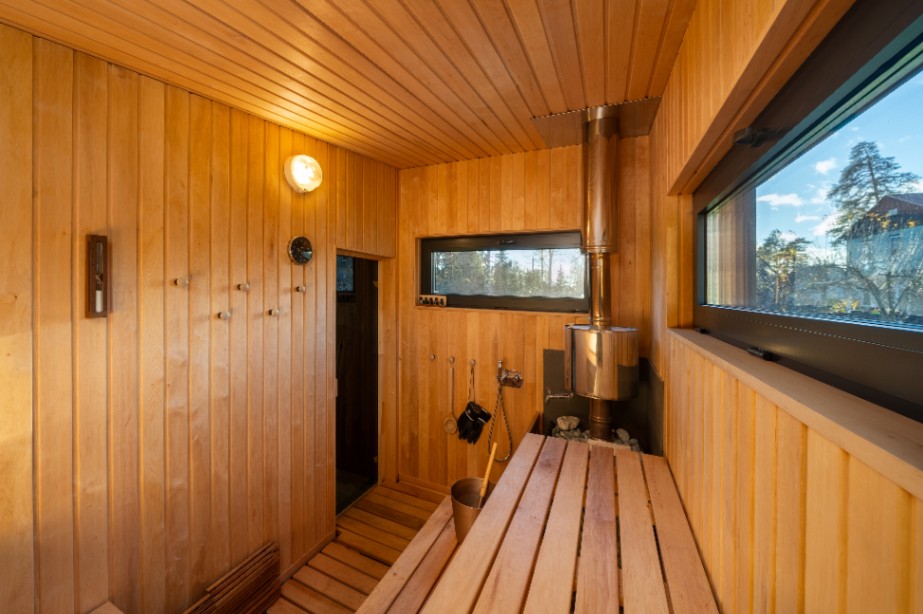 Insulated sauna house
