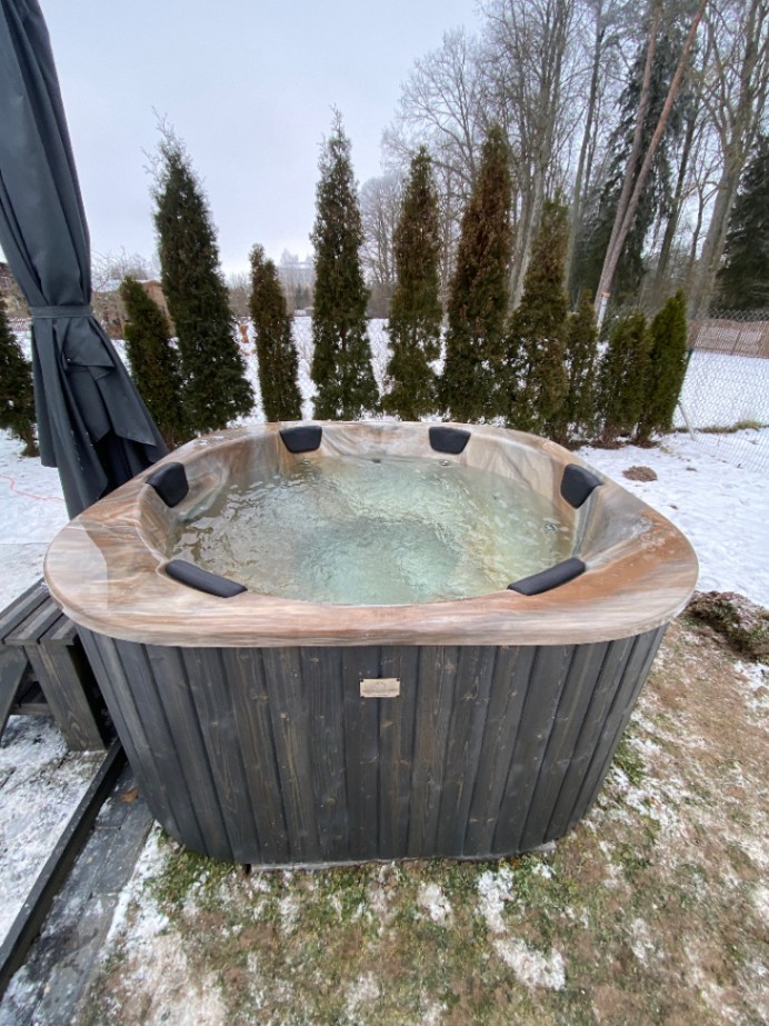 Acrylic hot tub with heat pump 11kw