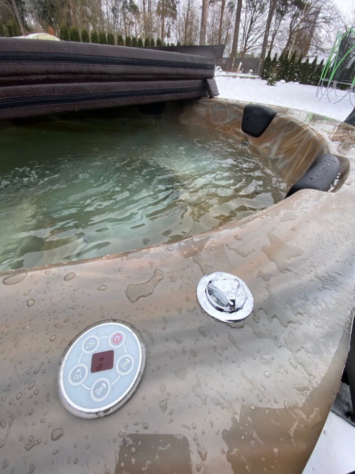 Acrylic hot tub with heat pump 11kw