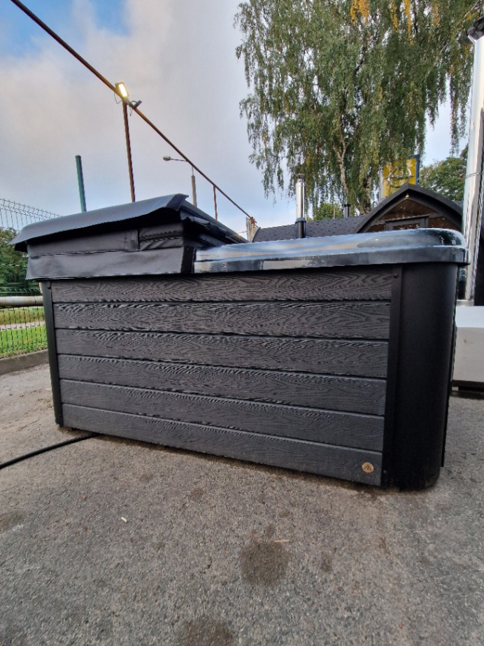 Acrylic hot tub MONACO (2.2x2.2m) with heat pump