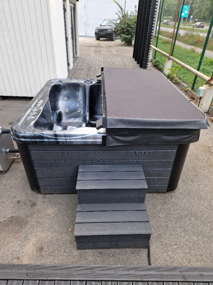 Acrylic hot tub MONACO (2.2x2.2m) with heat pump