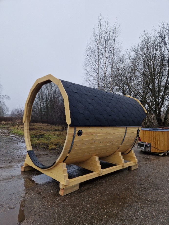 Apaļa mucu pirtiņa ar spoguļstikla logu